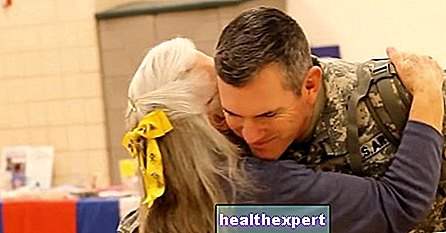 Uutiset - Gossip - Tämä mummo halasi 12 vuoden ajan sotilaita lentokentällä: nyt he palauttavat palveluksen